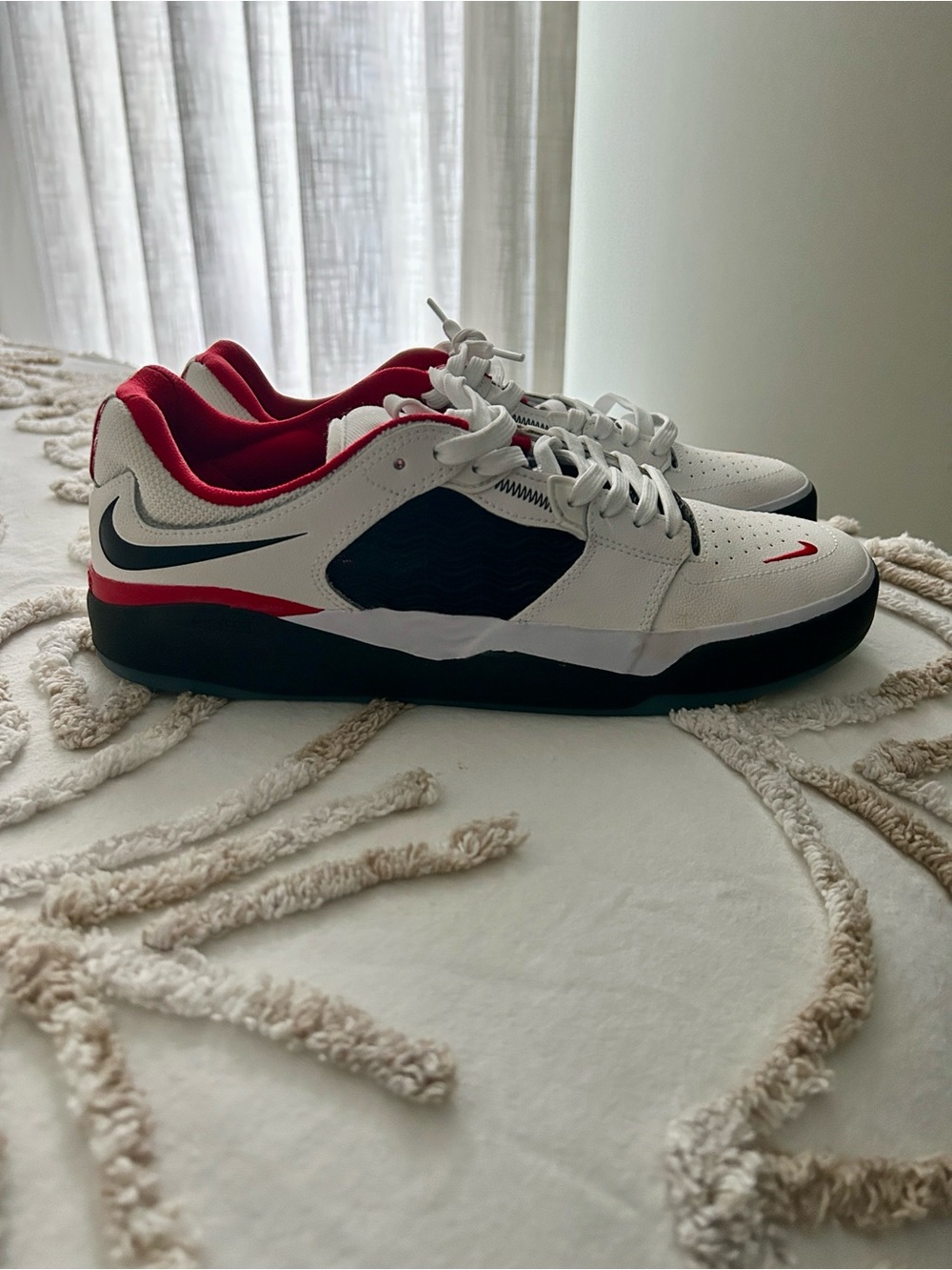 Nike ISHOD Men's Size 9 Athletic Sneakers in White, Black & Red